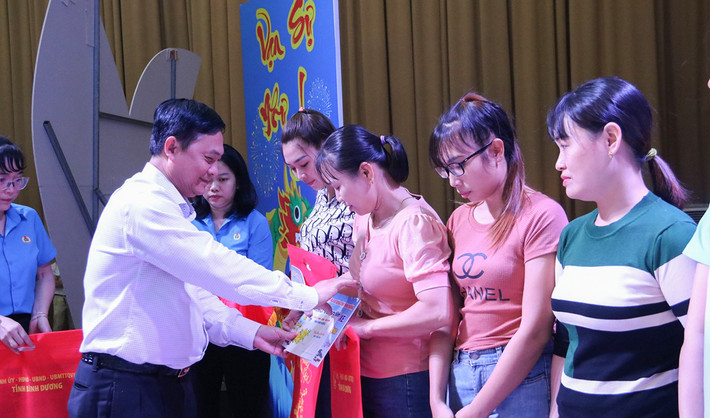Chủ tịch HĐND tỉnh Bình Dương Nguyễn Văn Lộc trao tặng vé xe, vé tàu và vé máy bay cho các công nhân khó khăn về quê đón Tết. Ảnh: ĐT Bình Dương chi hơn 600 tỷ đồng chăm lo Tết cho công nhân lao động khó khăn