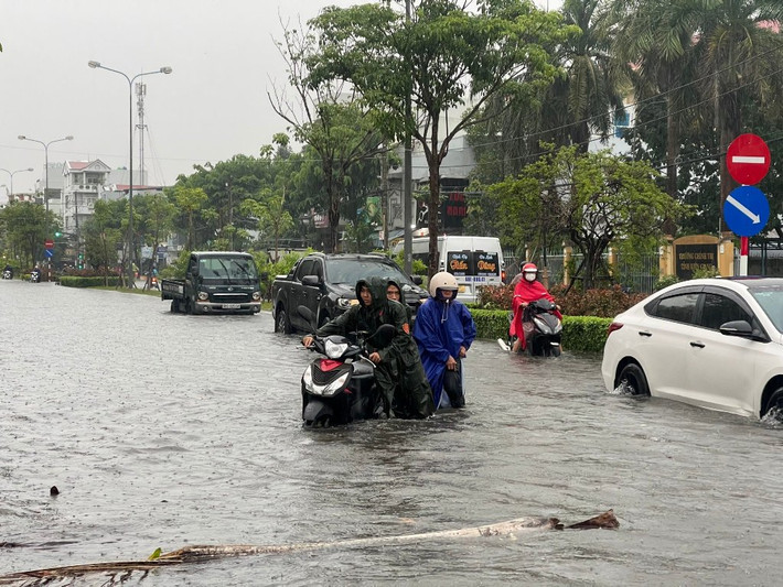 Nước ngập sâu trên đường 3/2, nhiều phương tiện chết máy. (Ảnh: Phương Vũ). Nhiều tuyến đường thành phố biển Rạch Giá chìm sâu trong biển nước