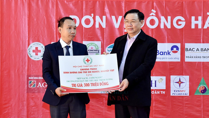 Chủ tịch Quốc hội Vương Đình Huệ dự chương trình “Tết nhân ái” tại xã biên giới Trịnh Tường, tỉnh Lào Cai ảnh 6 Chủ tịch Quốc hội Vương Đình Huệ dự chương trình “Tết nhân ái” tại xã biên giới Trịnh Tường, tỉnh Lào Cai -0