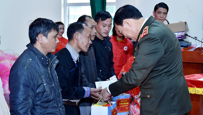 Chủ tịch Quốc hội Vương Đình Huệ dự chương trình “Tết nhân ái” tại xã biên giới Trịnh Tường, tỉnh Lào Cai ảnh 12 Chủ tịch Quốc hội Vương Đình Huệ dự chương trình “Tết nhân ái” tại xã biên giới Trịnh Tường, tỉnh Lào Cai -8