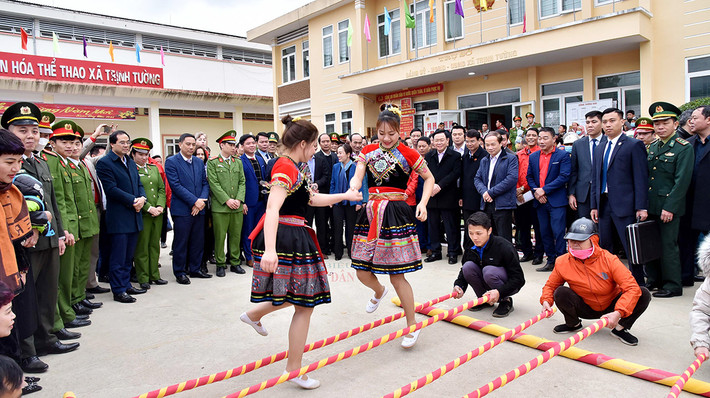Chủ tịch Quốc hội Vương Đình Huệ dự chương trình “Tết nhân ái” tại xã biên giới Trịnh Tường, tỉnh Lào Cai ảnh 15 Chủ tịch Quốc hội Vương Đình Huệ dự chương trình “Tết nhân ái” tại xã biên giới Trịnh Tường, tỉnh Lào Cai -0