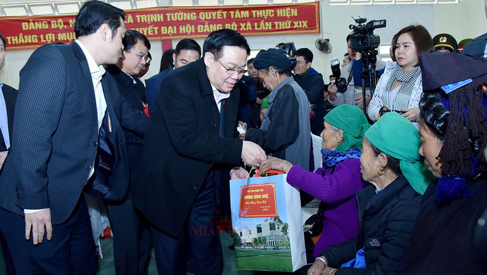 Chủ tịch Quốc hội Vương Đình Huệ dự chương trình “Tết nhân ái” tại xã biên giới Trịnh Tường, tỉnh Lào Cai ảnh 9 Chủ tịch Quốc hội Vương Đình Huệ dự chương trình “Tết nhân ái” tại xã biên giới Trịnh Tường, tỉnh Lào Cai -5