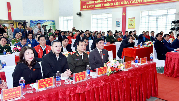 Chủ tịch Quốc hội Vương Đình Huệ dự chương trình “Tết nhân ái” tại xã biên giới Trịnh Tường, tỉnh Lào Cai ảnh 3 Chủ tịch Quốc hội Vương Đình Huệ dự chương trình “Tết nhân ái” tại xã biên giới Trịnh Tường, tỉnh Lào Cai -3