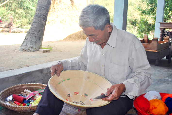 Nghệ nhân Làng nghề nón ngựa Phú Gia tỉ mẩn tạo ra sản phẩm. Ảnh: Dũng Nhân Bình Định bảo tồn, phát triển làng nghề -0