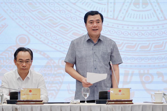 Thứ trưởng Nguyễn Sinh Nhật Tân giải đáp câu hỏi của phóng viên về việc triển khai Nghị định 80/CP. (Ảnh: Đức Duy/Vietnam+) Thành lập tổ công tác “phản ứng nhanh” việc triển khai mua bán điện trực tiếp -0