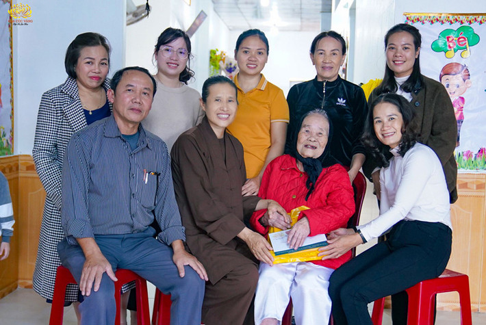 Phật tử CLB Cúc Vàng chụp ảnh lưu niệm bên Mẹ Việt Nam anh hùng Trần Thị Loan (uyện Triệu Phong, tỉnh Quảng Trị) Những dư âm còn mãi sau Đại lễ cầu siêu, thả hoa đăng tri ân bên bờ Thạch Hãn -0