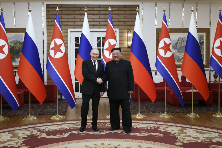 Tổng thống Nga Vladimir Putin và nhà lãnh đạo Triều Tiên Kim Jong Un trước khi tiến hành hội đàm hôm 19.6. Ảnh: Spunik Nga-Triều Tiên nâng cấp quan hệ lên Đối tác chiến lược toàn diện -0