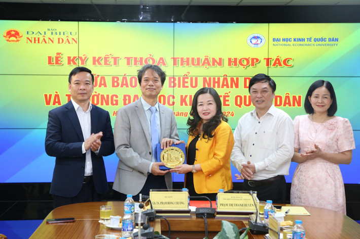 Báo Đại biểu Nhân dân ký kết thỏa thuận hợp tác với Trường Đại học Kinh tế Quốc dân ảnh 12 Báo Đại biểu Nhân dân ký kết thỏa thuận hợp tác với Trường Đại học Kinh tế Quốc dân -0