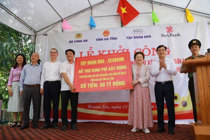Lãnh đạo SeABank trao tặng nhà cho người nghèo tại tỉnh Hà Tĩnh. Câu chuyện phát triển bền vững tại SeABank -0