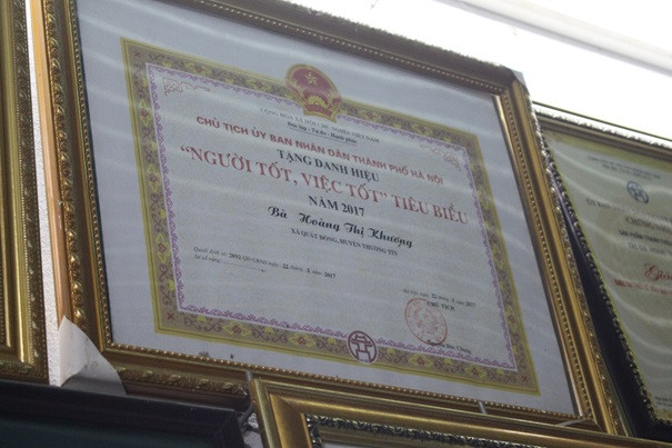 Những danh hiệu cao quý của nghệ nhân Hoàng Thị Khương. Nghệ nhân thêu Hoàng Thị Khương – Những kiệt tác tạo nên từ nghị lực phi thường -0