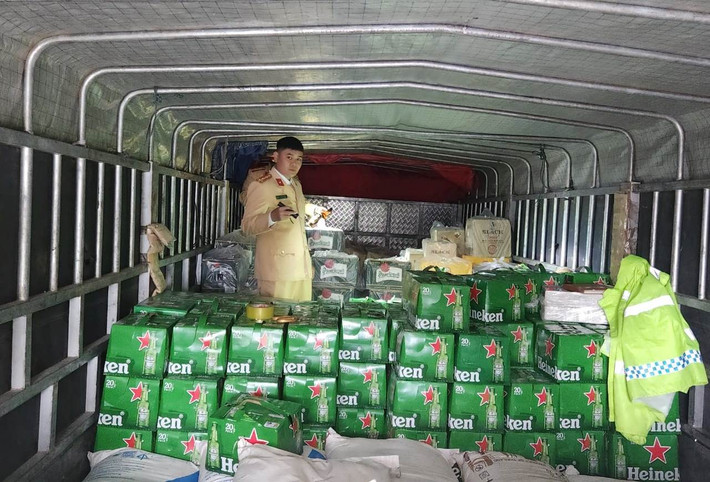 Công an tỉnh Hà Tĩnh vừa phát hiện một lượng lớn bia Heineken, rượu ngoại không có giấy tờ hợp pháp. Ảnh: CAHT Phát hiện lượng lớn bia Heineken, rượu ngoại không rõ nguồn gốc -0