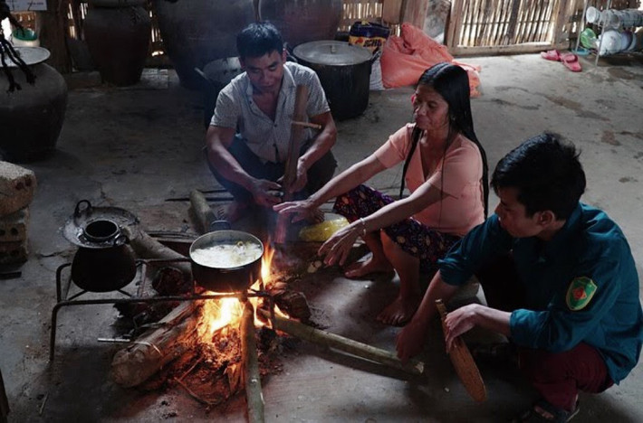 Cuộc sống bà con đồng bào còn nhiều khó khăn. Ảnh T. Lam Bài 2: Không ít khó khăn, thách thức -0