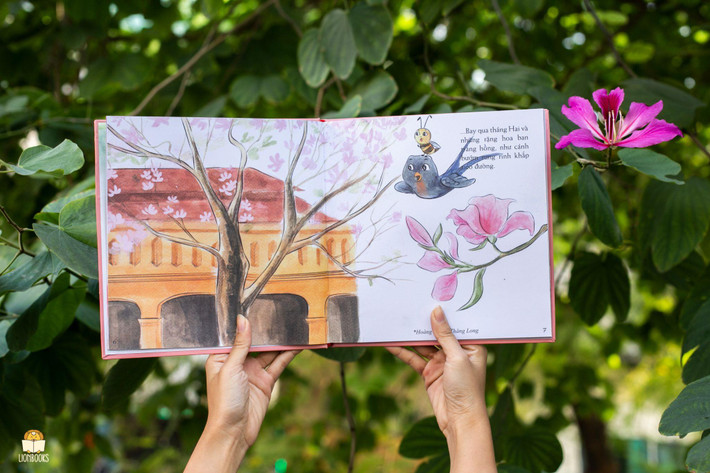 Độc giả sẽ đi qua 12 tháng với 12 mùa hoa đẹp nhất, cùng ngắm nhìn những con đường, những góc phố, những công trình biểu tượng của Hà Nội... Từ mùa xuân rực rỡ, khám phá vẻ đẹp 12 mùa hoa Hà Nội -3