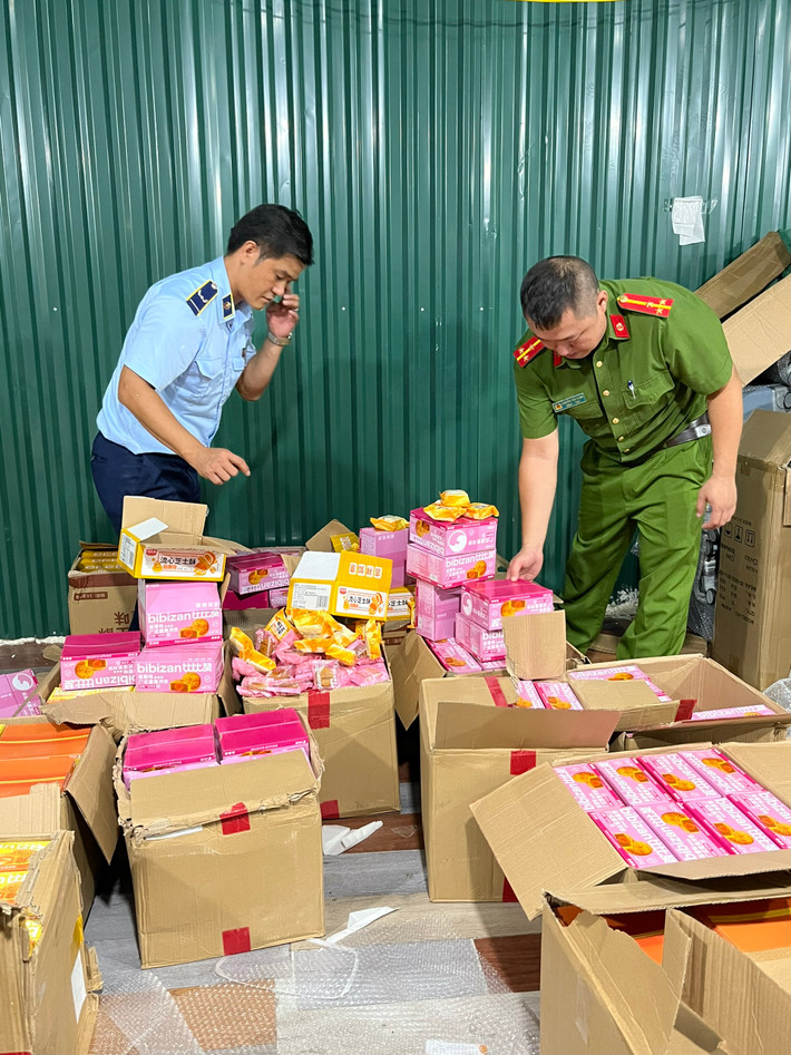 Lực lượng chức năng đang kiểm tra số bánh nhập lậu Hà Nội: Tạm giữ số lượng lớn bánh trung thu nhập lậu -0