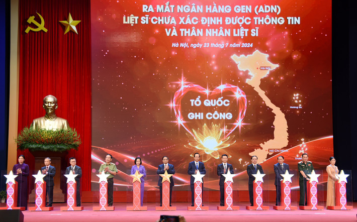 Thủ tướng Phạm Minh Chính, Bộ trưởng Bộ Lao động, Thương binh và Xã hội Đào Ngọc Dung và các đại biểu kích hoạt ngân hàng gen liệt sĩ chưa xác định thông tin. Ảnh: Phạm Giáp Ra mắt Ngân hàng gen mở ra cơ hội tìm lại tên cho liệt sĩ -0