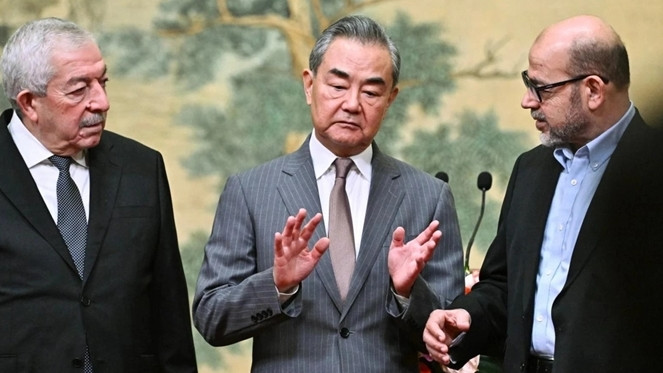 Đặc phái viên Fatah Mahmoud al-Aloul, Ngoại trưởng Trung Quốc Vương Nghị và quan chức cấp cao Hamas Mussa Abu Marzuk tại Bắc Kinh ngày 23.7. Ảnh: AFP Đặc phái viên Fatah Mahmoud al-Aloul, Ngoại trưởng Trung Quốc Vương Nghị và quan chức cấp cao Hamas Mussa Abu Marzuk tại Bắc Kinh ngày 23.7. Ảnh: AFP