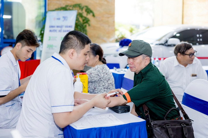 Các bác sĩ thăm khám cho các thương binh, bệnh binh, gia đình người có công MB Ageas Life thăm khám sức khoẻ và tặng quà cho người có công phường Cát Linh -0