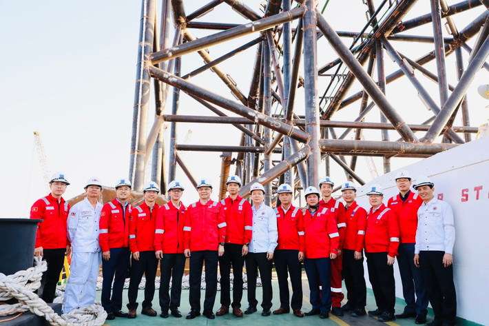 Chủ tịch HĐTV Petrovietnam Lê Mạnh Hùng và lãnh đạo PVEP, Vietsovpetro tại buổi lễ. Ảnh: MH Khởi công thi công biển và ghi nhận 2,3 triệu giờ an toàn -0