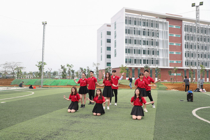 Học sinh HES tại sân bóng trên Hoà Lạc Khai trương sân bóng đá dành riêng cho học sinh Trường THPT Khoa học Giáo dục tại Hòa Lạc -0