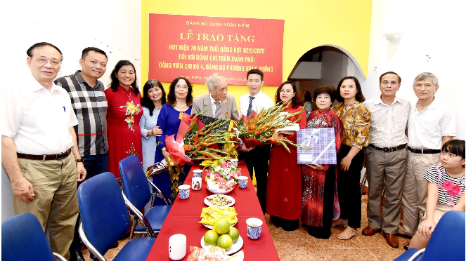Phó Bí thư Quận uỷ, Chủ tịch UBND quận Phạm Tuấn Long đã trao quyết định của Thành ủy và Huy hiệu 70 năm tuổi đảng cho đồng chí đảng viên Trần Xuân Phối. Phó Bí thư Quận uỷ, Chủ tịch UBND quận Phạm Tuấn Long đã trao quyết định của Thành ủy và Huy hiệu 70 năm tuổi đảng cho đồng chí đảng viên Trần Xuân Phối.