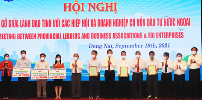 Các doanh nghiệp FDI trao quà, thiết bị y tế cho Đồng Nai Các doanh nghiệp FDI trao quà, thiết bị y tế cho Đồng Nai