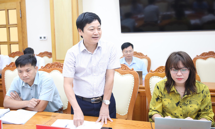 Phó Tổng Biên tập Báo Bắc Giang Trần Văn Đức phát biểu ý kiến tại họp báo Dự kiến sẽ xem xét, quyết nghị thông qua 19 nghị quyết quan trọng -0