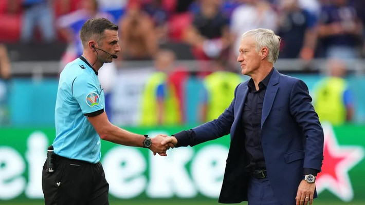 Trọng tài Michael Oliver bắt tay HLV đội tuyển Pháp Didier Deschamps tại EURO 2020. Ảnh: UEFA Trọng tài tại EURO 2024 áp lực như thế nào? -0