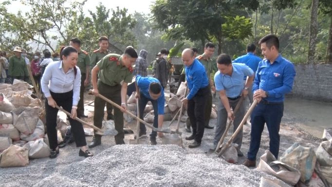 70% đường giao thông của bản đã được bê tông hóa Sắc Xuân trên bản Dao Suối Rèo -0