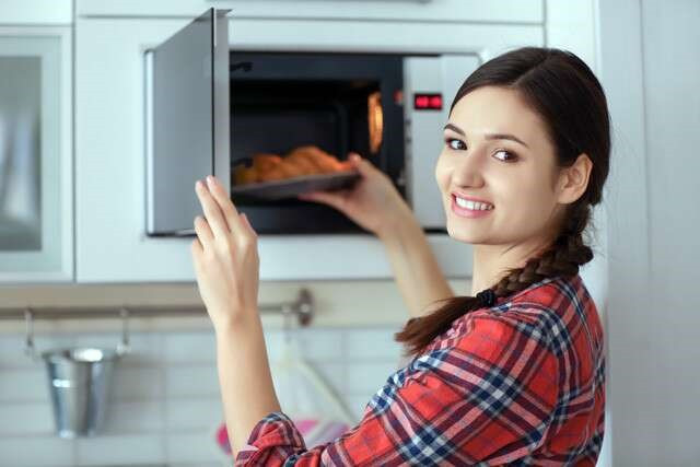 Lò vi sóng hoạt động bình thường hoàn toàn an toàn với người sử dụng (Ảnh: Internet). Đứng gần lò vi sóng có nguy hiểm? -0