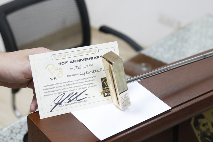 Một trong những cây putter bản giới hạn thế giới được đặt bởi USAORDER, PING thứ 50 thường niên REDWOOD CITY 1-A PUTTER, RH, 35 INCHES - phiên bản giới hạn & mạ vàng! Gậy golf độc lạ, chính hãng dành cho các golfer tại Việt Nam