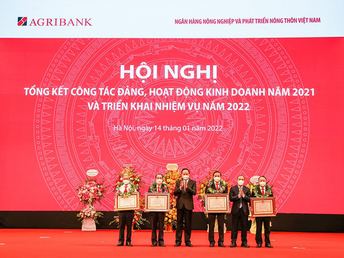 Chủ tịch HĐQT Agribank Phạm Đức Ấn trao tặng các danh hiệu thi đua cao quý của Nhà nước, Ngân hàng Nhà nước và Agribank cho các tập thể, cá nhân có thành tích xuất sắc Chủ tịch HĐQT Agribank Phạm Đức Ấn trao tặng các danh hiệu thi đua cao quý của Nhà nước, Ngân hàng Nhà nước và Agribank cho các tập thể, cá nhân có thành tích xuất sắc