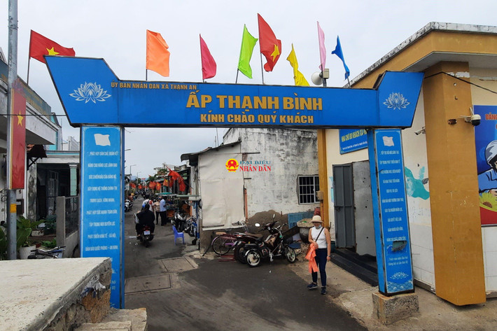 Tuyến đường chính vào đảo, đầu đường là cổng chào ấp Thạnh Bình. Ảnh: Quang Phương. Người dân xã đảo duy nhất tại TP. Hồ Chí Minh rộn ràng đón Tết -0