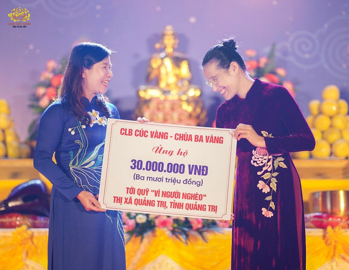 Đại diện MTTQ Việt Nam thị xã Quảng Trị đón nhận quà tặng ủng hộ Quỹ Vì người nghèo từ Chủ nhiệm CLB Cúc Vàng Những dư âm còn mãi sau Đại lễ cầu siêu, thả hoa đăng tri ân bên bờ Thạch Hãn -0