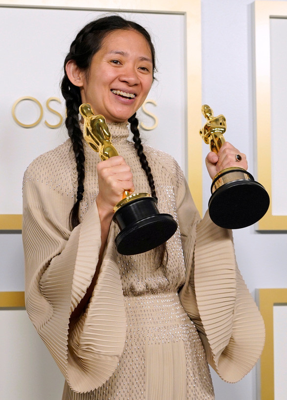 Chloé Zhao - Đạo diễn xuấtsắc nhất tại Oscar 2021 Ảnh: Reuters Chloé Zhao - Đạo diễn xuấtsắc nhất tại Oscar 2021 Ảnh: Reuters