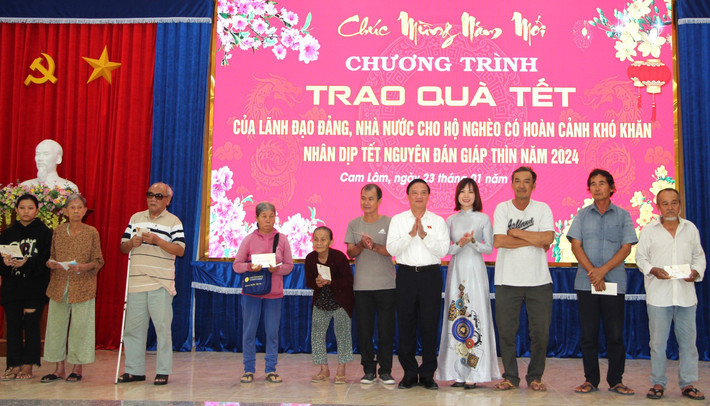 Phó Chủ tịch Quốc hội Nguyễn Khắc Định thăm, chúc Tết tại huyện Cam Lâm, Khánh Hòa ảnh 6 Phó Chủ tịch Quốc hội Nguyễn Khắc Định thăm, chúc Tết công nhân có hoàn cảnh khó khăn tại KCN Suối Dầu và người nghèo tại huyện Cam Lâm, Khánh Hòa.