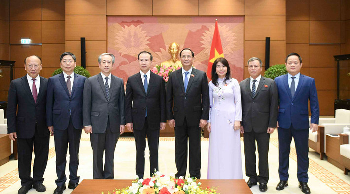 Phó Chủ tịch Quốc hội, Thượng tướng Trần Quang Phương, Đoàn Ủy ban Đối ngoại Nhân đại toàn quốc Trung Quốc và các đại biểu chụp hình lưu niệm Phó Chủ tịch Quốc hội, Thượng tướng Trần Quang Phương tiếp Đoàn Ủy ban Đối ngoại Nhân đại toàn quốc Trung Quốc -0