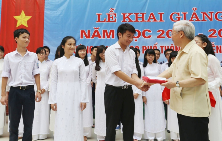 Tổng Bí thư Nguyễn Phú Trọng tặng học bổng cho học sinh Trường THPT Nguyễn Gia Thiều. Ảnh: Trường THPT Nguyễn Gia Thiều Câu chuyện xúc động ở ngôi trường phổ thông của Tổng Bí thư Nguyễn Phú Trọng -0