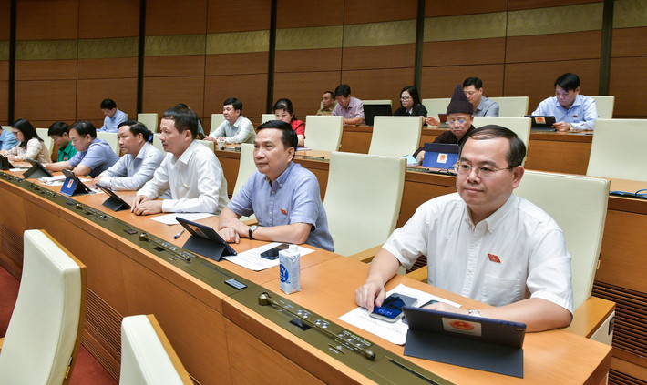 Chính sách tài khóa góp phần tích cực hoàn thành nhiệm vụ kinh tế - xã hội năm 2022 ảnh 2 Các đại biểu Quốc hội nghe báo cáo quyết toán ngân sách năm 2022 tại hội trường chiều 30.5. Ảnh: Phạm Thắng.