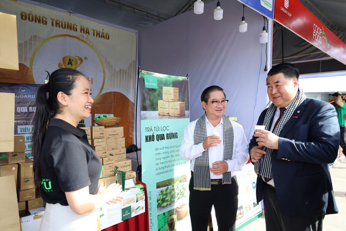 Các đại biểu tham quan gian hàng thương hiệu Việt chất lượng cao. Ảnh: PV Hướng hành vi tiêu dùng vào việc ưu tiên sử dụng các sản phẩm, hàng hóa thương hiệu Việt -0