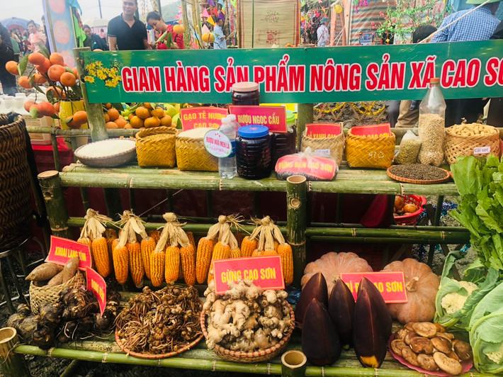Các mặt hàng nông sản được giới thiệu và bày bán tại lễ hội Lồng tồng Phủ Thông - lễ hội đặc sắc của đồng bào Tày Bắc Kạn -0