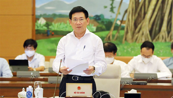 Bộ trưởng Bộ Tài chính Hồ Đức Phớc trình bày Tờ trình của Chính phủ Ảnh: Hồ Long Bộ trưởng Bộ Tài chính Hồ Đức Phớc trình bày Tờ trình của Chính phủ Ảnh: Hồ Long