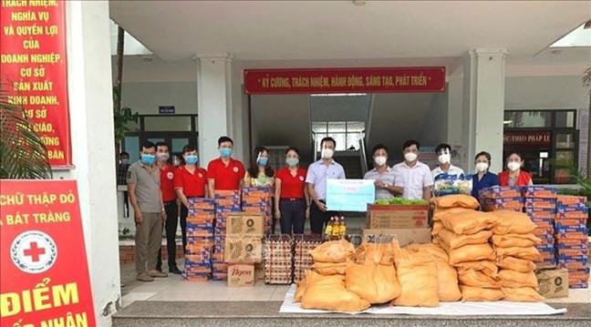 Hội Chữ thập đỏ huyện Gia Lâm trao hỗ trợ tới người dân có hoàn cảnh khó khăn và lực lượng tuyến đầu chống dịch của xã Bát Tràng. Ảnh: TTXVN Hội Chữ thập đỏ huyện Gia Lâm trao hỗ trợ tới người dân có hoàn cảnh khó khăn và lực lượng tuyến đầu chống dịch của xã Bát Tràng. Ảnh: TTXVN