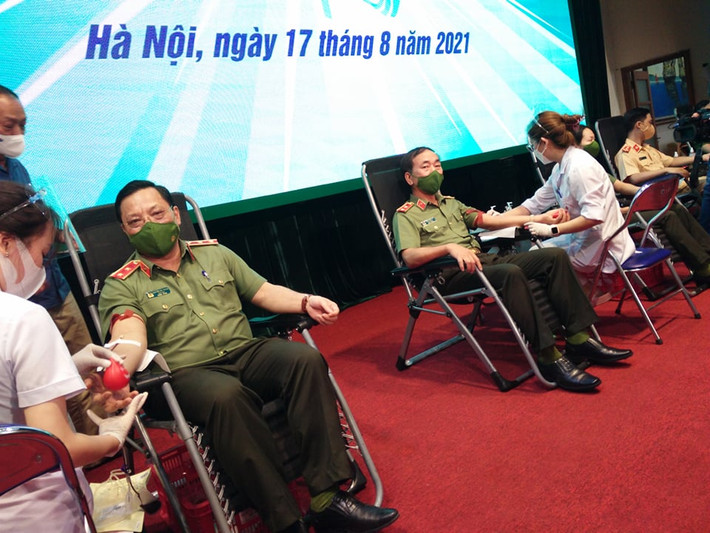 Các đại biểu tham gia hiến máu Các đại biểu tham gia hiến máu