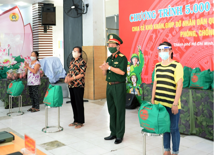 Bộ Tư lệnh Quân khu 7 trao tặng các phần quà giúp đỡ người gặp khó khăn do dịch Covid-19 Bộ Tư lệnh Quân khu 7 trao tặng các phần quà giúp đỡ người gặp khó khăn do dịch Covid-19