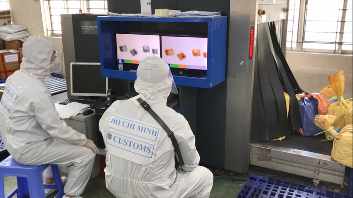 Lực lượng hải quan TP. Hồ Chí Minh theo dõi lô hàng qua máy soi chiếu Ảnh: Tổng cục Hải quan Lực lượng hải quan TP Hồ Chí Minh theo dõi lô hàng qua máy soi chiếu