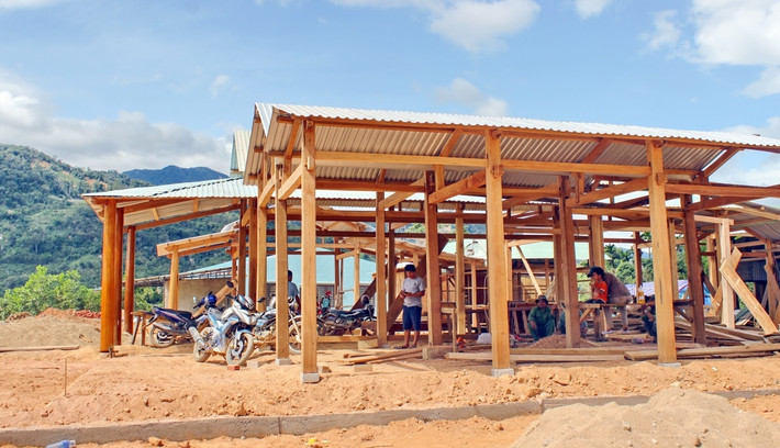 Người dân vùng sạt lở khẩn trương hoàn thành dựng khung của ngôi nhà mới tại khu tái định cư . Người dân vùng sạt lở núi Quảng Nam khẩn trương hoàn thành dựng khung của ngôi nhà mới tại khu tái định cư .