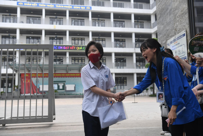 Em Thái Vũ Diệp Anh, Trường THCS Lê Ngọc Hân là thí sinh ra khỏi điểm thi THPT Khương Đình sớm nhất. Diệp Anh khẳng định em chắc chắn đúng được khoảng 80 - 90% số câu hỏi Hình ảnh ấn tượng ngày kết thúc môn thi cuối trong kỳ thi vào lớp 10 tại Hà Nội -0
