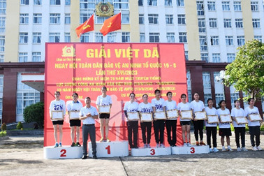 Đại diện nhà tài trợ trao khen thưởng tặng các vận động viên nữ Sôi nổi nhiều hoạt động chào mừng ngày 19.8 -0