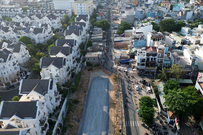 Dự án mở rộng, nâng cấp đường Dương Quảng Hàm hiện bị "thắt cổ chai" tại đoạn qua khu phố 2, Phường 5, quận Gò Vấp do nhiều hộ dân chưa đồng thuận với quy hoạch, phương án bồi thường, hỗ trợ, tái định cư Dự án mở rộng, nâng cấp đường Dương Quảng Hàm hiện bị "thắt cổ chai" tại đoạn qua khu phố 2, Phường 5, quận Gò Vấp do nhiều hộ dân chưa đồng thuận với quy hoạch, phương án bồi thường, hỗ trợ, tái định cư
