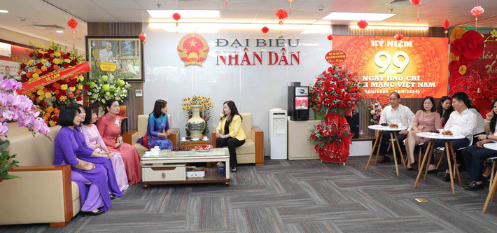 Phó Chủ tịch Thường trực HĐND tỉnh Tuyên Quang Phạm Thị Minh Xuân thay mặt Tỉnh ủy, HĐND, UBND, Ủy ban MTTQ Việt Nam tỉnh Tuyên Quang đến thăm, chúc mừng Báo Đại biểu Nhân dân. Ảnh: Khánh Duy Lãnh đạo Đảng, Nhà nước và các bộ, ngành, địa phương chúc mừng Báo Đại biểu Nhân dân -0